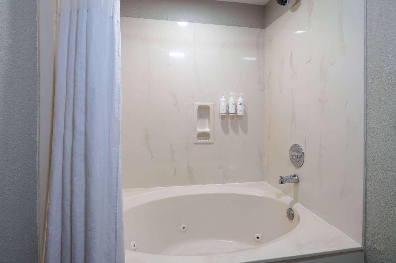Days Inn & Suites By Wyndham Commerce image