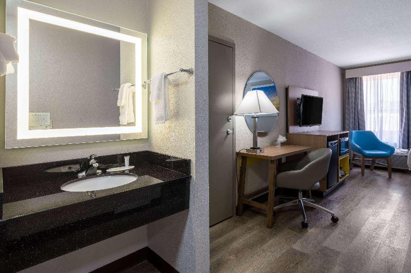 Days Inn & Suites By Wyndham Commerce image