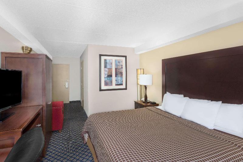 Days Inn By Wyndham Geneva/Finger Lakes image