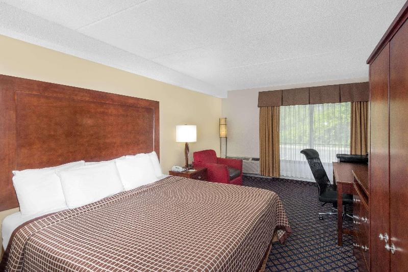 Days Inn By Wyndham Geneva/Finger Lakes image