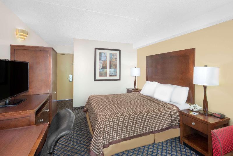 Days Inn By Wyndham Geneva/Finger Lakes image