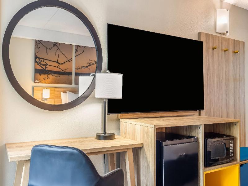 Days Inn by Wyndham Geneva/Finger Lakes image