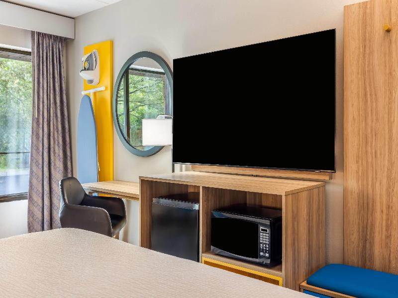 Days Inn by Wyndham Geneva/Finger Lakes image