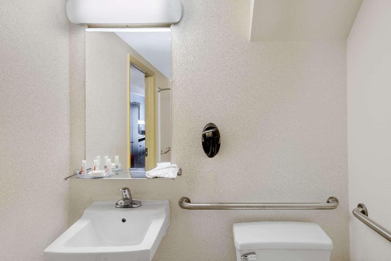 Days Inn By Wyndham Geneva/Finger Lakes image