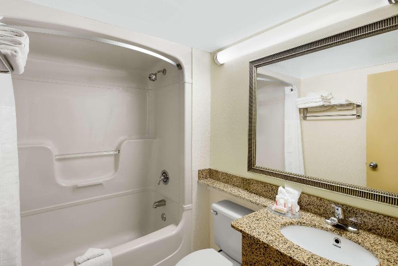 Days Inn By Wyndham Geneva/Finger Lakes image