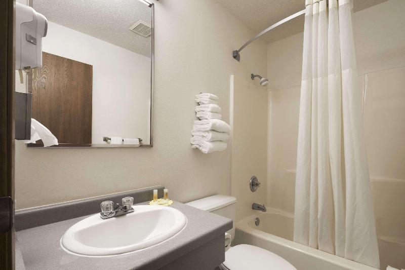 Days Inn by Wyndham Willmar image