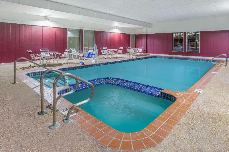 Days Inn & Suites by Wyndham Mt Pleasant image