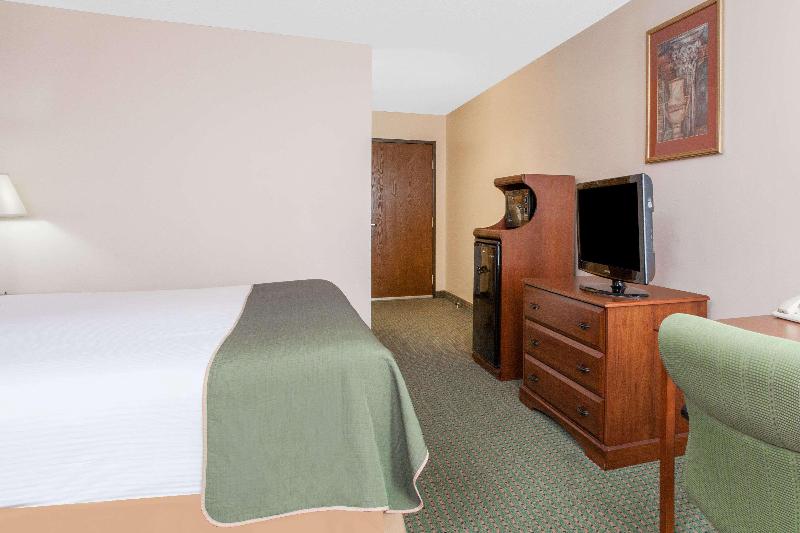 Days Inn & Suites by Wyndham Mt Pleasant image