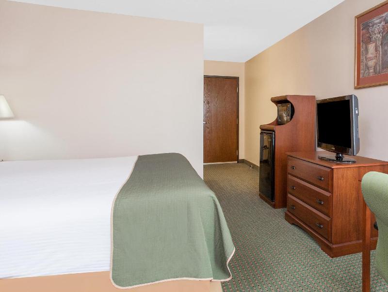 Days Inn & Suites by Wyndham Mt Pleasant image