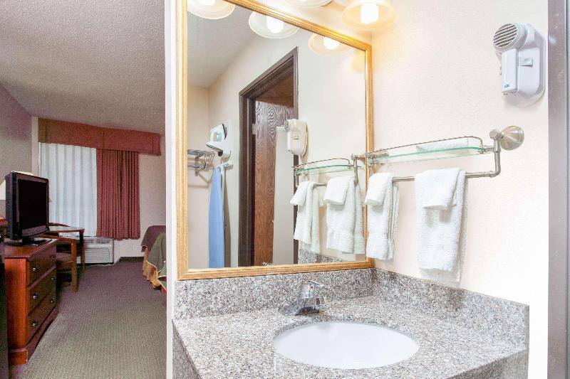 Days Inn & Suites by Wyndham Mt Pleasant image