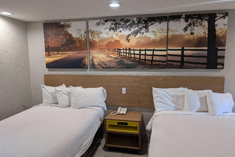 Days Inn By Wyndham Arcadia image 4