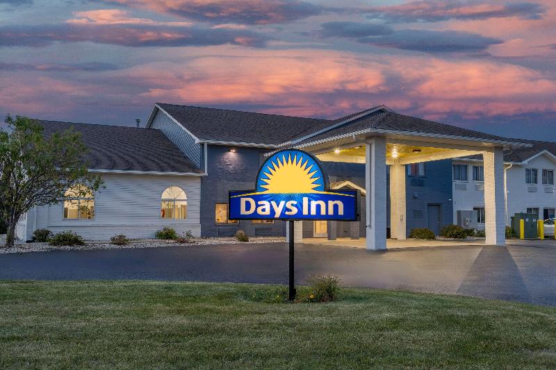 Days Inn by Wyndham Racine/Sturtevant image