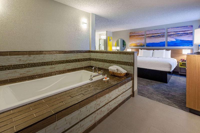 Days Inn by Wyndham Racine/Sturtevant image
