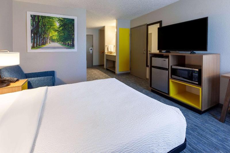 Days Inn by Wyndham Racine/Sturtevant image