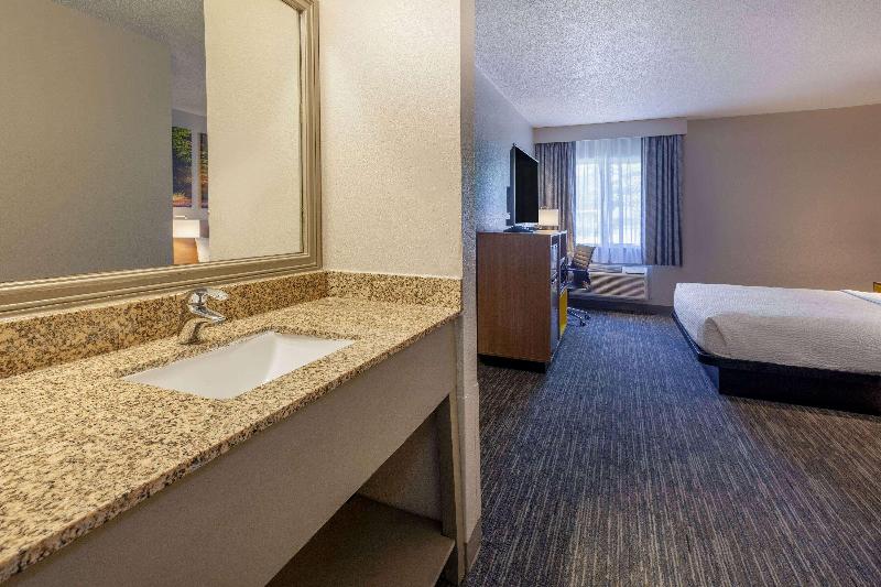 Days Inn by Wyndham Racine/Sturtevant image