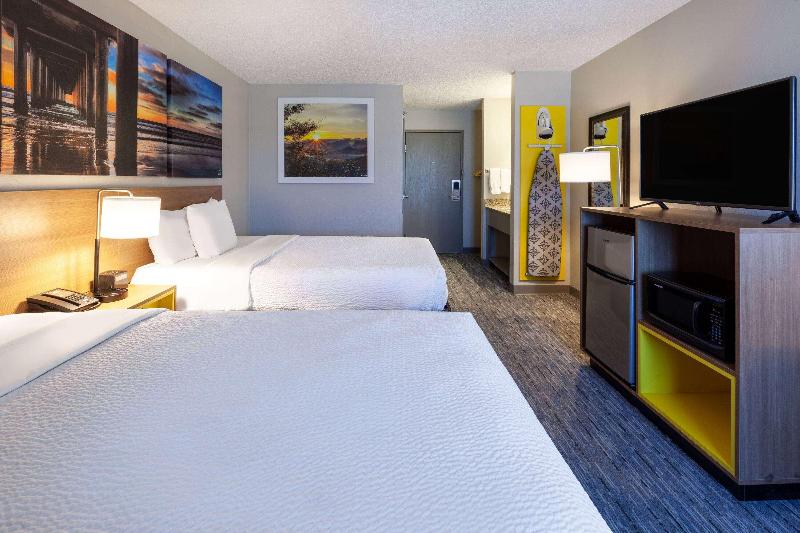 Days Inn by Wyndham Racine/Sturtevant image