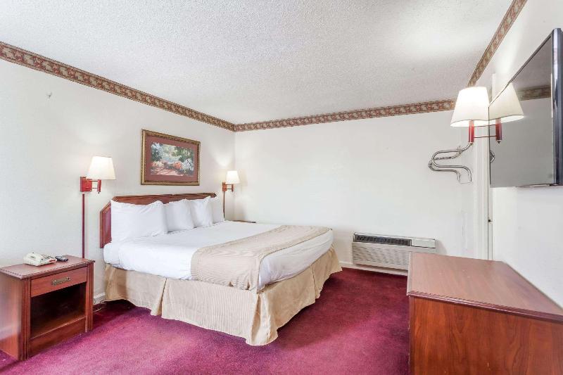 Knights Inn Hurricane Mills image