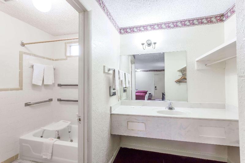 Knights Inn Hurricane Mills image