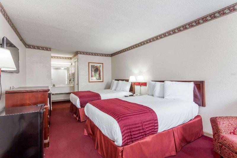 Knights Inn Hurricane Mills image