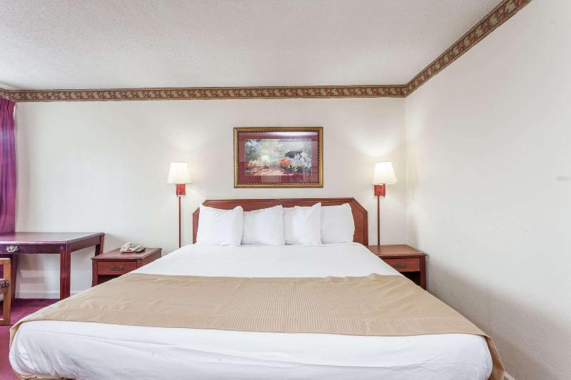 Knights Inn Hurricane Mills image