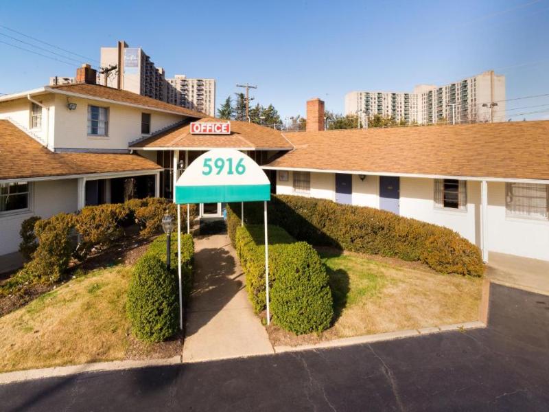 Budget Host Travelers Motel — exterior view