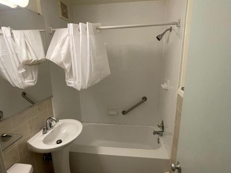 Budget Host Travelers Motel image