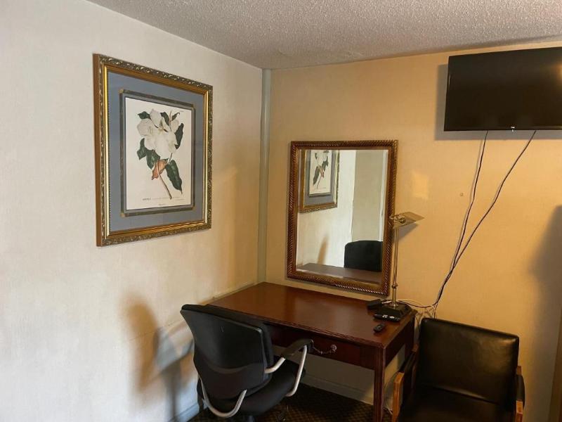Budget Host Travelers Motel image