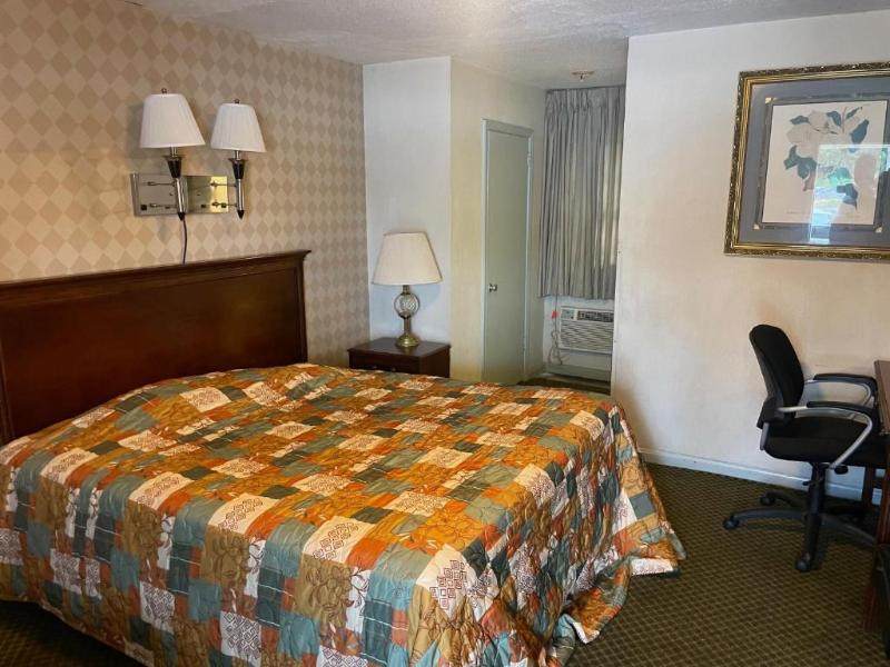 Budget Host Travelers Motel image