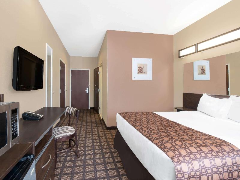 1 Queen Bed, Mobility Accessible Room, Roll-In Shower, Non-Smoking