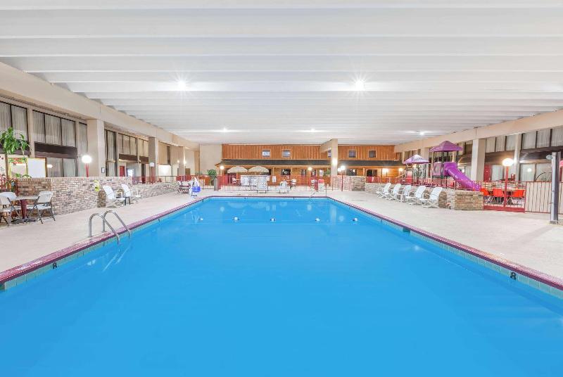 Ramada Conference Center By Wyndham Grayling photo 2