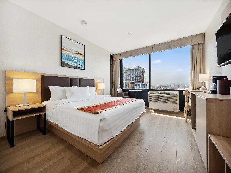 Ramada by Wyndham Flushing Queens image