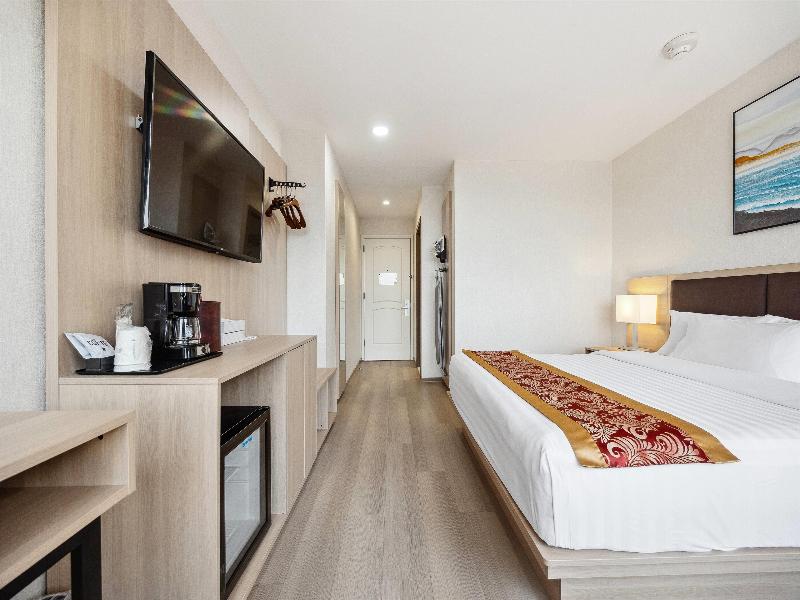 Ramada by Wyndham Flushing Queens image