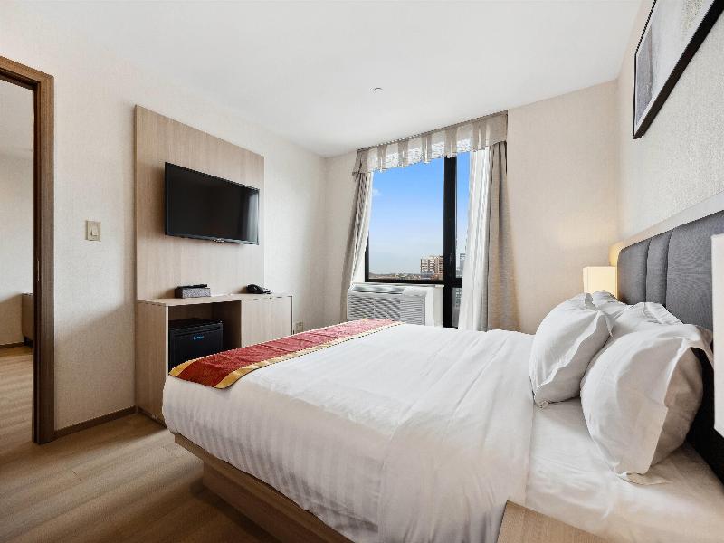 Ramada by Wyndham Flushing Queens image