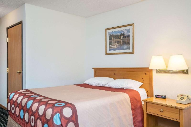 Super 8 By Wyndham Phillips image