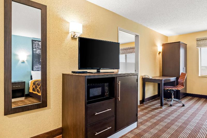 Super 8 by Wyndham Osseo WI image