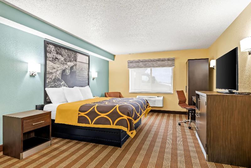 Super 8 by Wyndham Osseo WI image