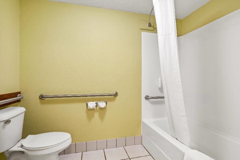 Super 8 by Wyndham Osseo WI image