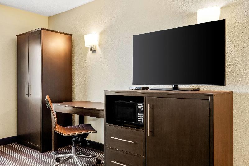 Super 8 by Wyndham Osseo WI image