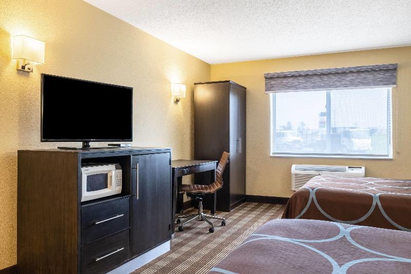 Super 8 by Wyndham Osseo WI image