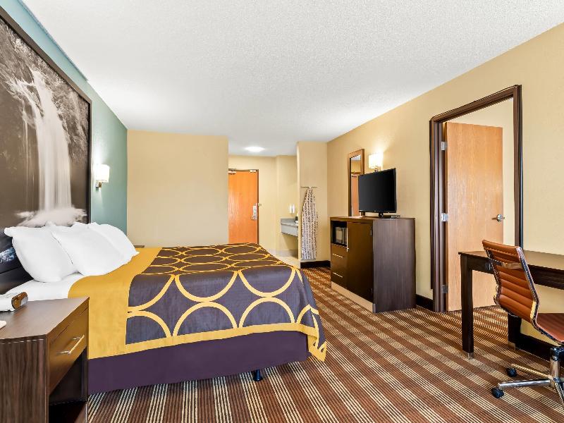 Super 8 by Wyndham Osseo WI image 5