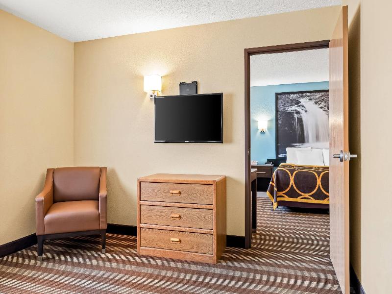 Super 8 by Wyndham Osseo WI image 3