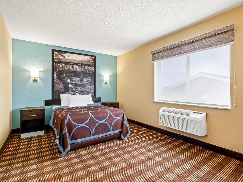 Super 8 by Wyndham Osseo WI image 2