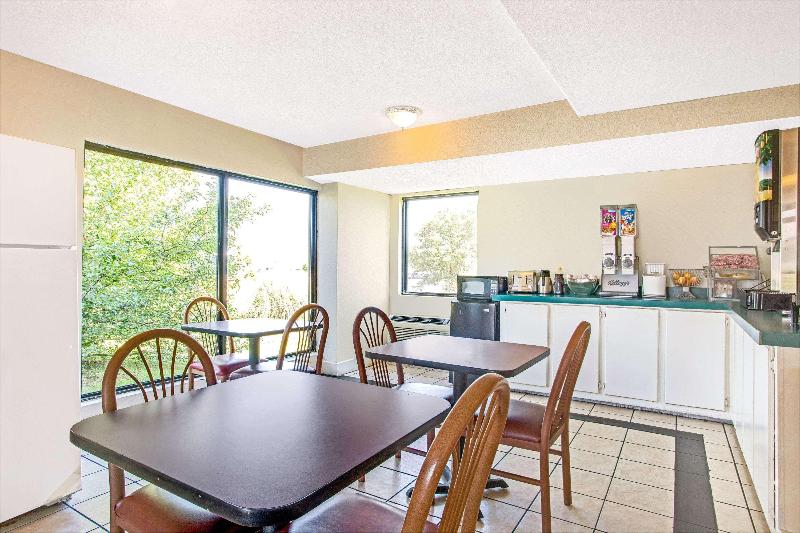 Super 8 by Wyndham Richland/Jackson Area image