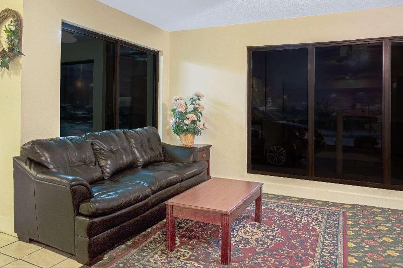 Super 8 by Wyndham Richland/Jackson Area image