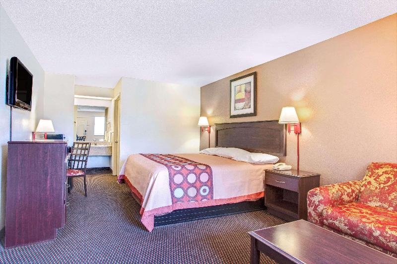 Super 8 by Wyndham Richland/Jackson Area image