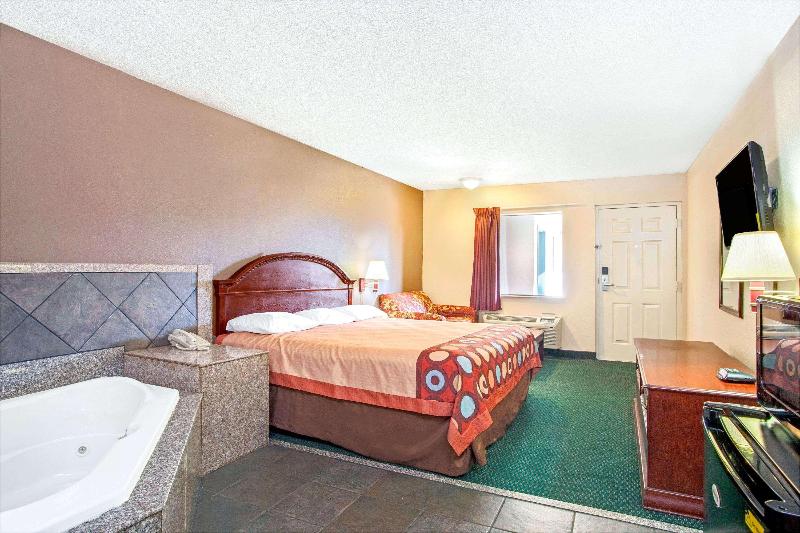 Super 8 by Wyndham Richland/Jackson Area image