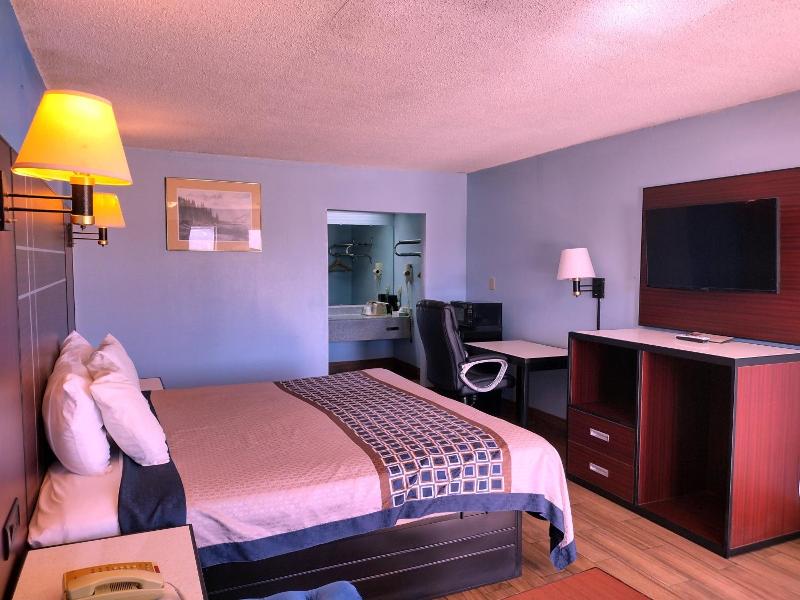 Super 8 by Wyndham Richland/Jackson Area image