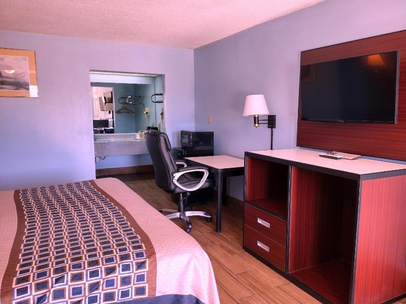Super 8 by Wyndham Richland/Jackson Area image