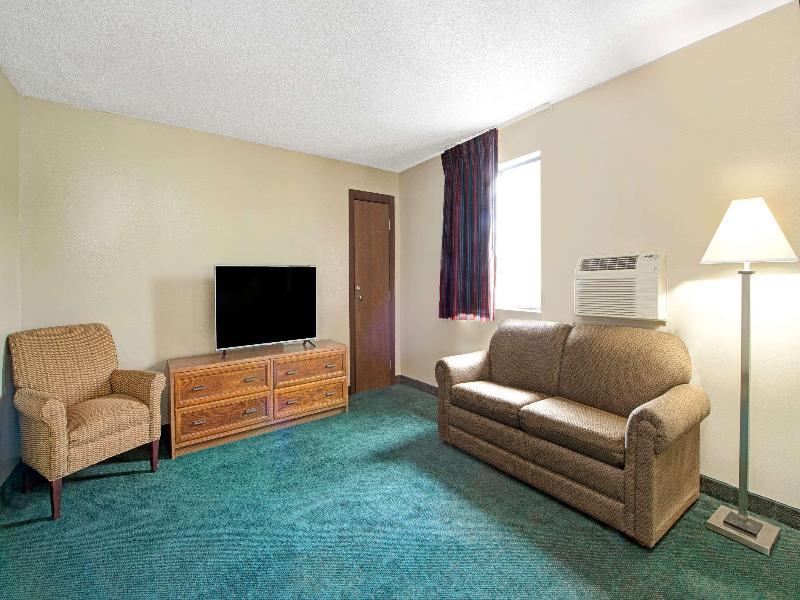 Super 8 by Wyndham Eureka/Six Flags Nearby image