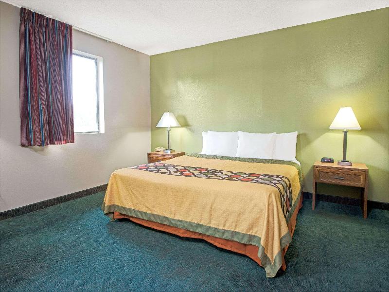 Super 8 by Wyndham Eureka/Six Flags Nearby image